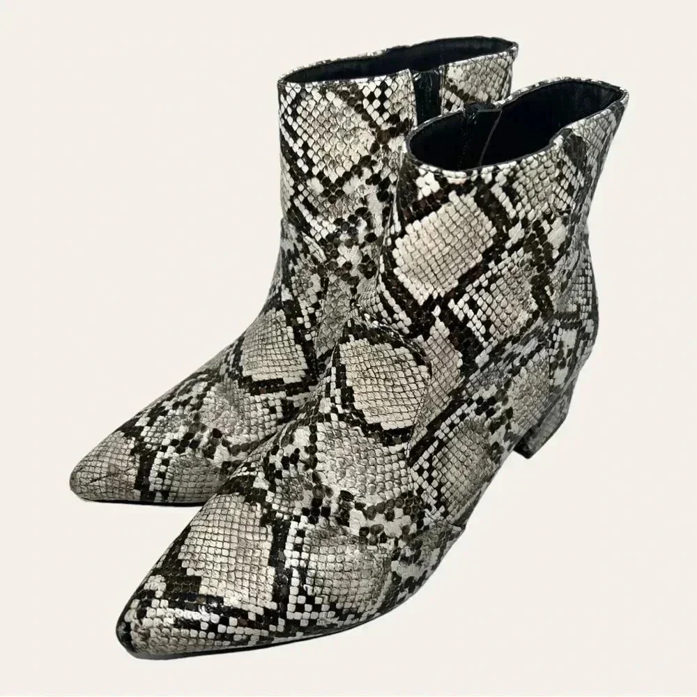 4487. QUPID ANKLE BOOTIES FAUX SNAKE SKIN‎ SIZE 7.5